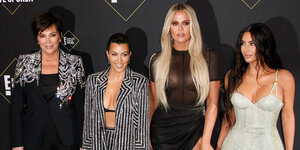 Kris Jenner, Kourtney, Khloe und Kim Kardashian in glamourösem Outfit