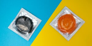 Zwei Kondome, noch in der Verpackung
