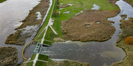 Wasser vom deutsch-polnischen Grenzfluss Oder strömt durch das neue Oder-Einlaufbauwerk für den Flutungspolder im Nationalpark Unteres Odertal (Luftaufnahme mit einer Drohne)