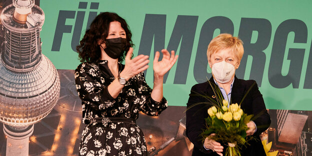 Grünen-Spitzenkandidatin Bettina Jarasch erhält Blumen von ihrer Vor-Vorgängerin Renate Künast