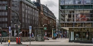 Die leer stehenden Gebäude am Eingang der Mönckebergstraße.