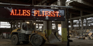 Szene aus dem Film „Die Sumpfgeborene": Ein Bagger bei der Renovierung einer großen Lagerhalle