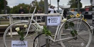 Ein weißes Fahrrad erinnert an eine Radtote