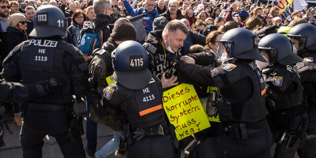 Corona-Demonstranten versuchen in Kassel eine Polizeikette zu durchbrechen