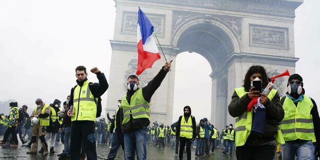 Demonstrierende mit gelben Westen vor dem Tiumphbogen in Paris