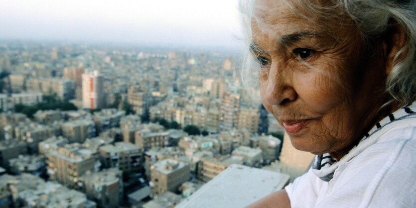 Nawan El Saadawi schaut auf ihrer Wohnung in Kairo auf die Stadt