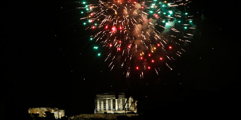 Riesenfeuerwerk in Athen vor dem Parthenon Tempel