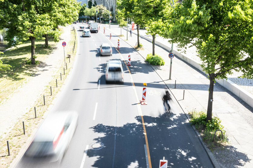 Ein Radfahrer saust auf einer abgesperrten Fahrbahn entlang