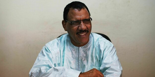 Der Präsident von Niger Mohamed Bazoum. Er hat kurze dunkle Haare, einen Oberlippenbart und eine große Nase.