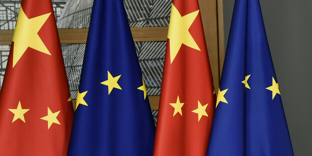 EU-Flaggen und China-Flaggen nebeneinander