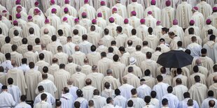 Katholische Priester aus der Vogelperspektive während einer Messe in Rom