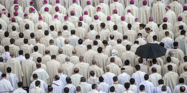 Katholische Priester aus der Vogelperspektive während einer Messe in Rom