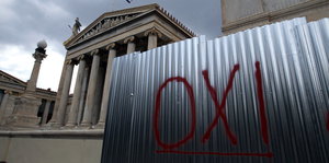 „Nein“ steht auf Griechisch auf einer Wand vor der Griechischen Akademie in Athen aufgestprüht
