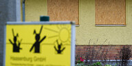 Vor einem Haus mit vernagelten Fenstern steht ein Schild der Haasenburg GmbH