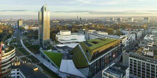 Blick auf den Gustav-Gründgens-Platz in Düsseldorf mit Drei-Scheiben-Haus und Schauspielhaus