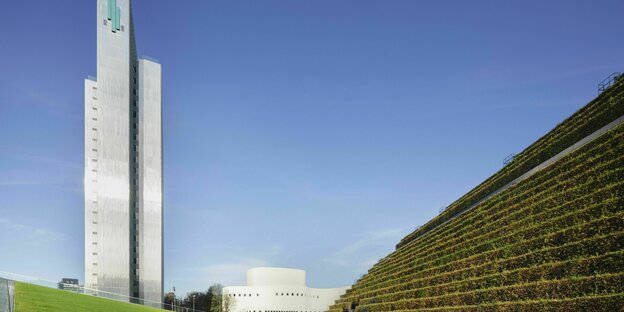 Eine 8.000 Meter lange Hainbuchenhecke auf einem pyramidenförmigen Gebäude an der Schadowstraße Eine 8.000 Meter lange Hainbuchenhecke auf einem pyramidenförmigen Gebäude an der Schadowstraße