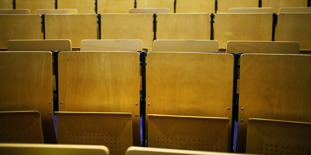 Stuhlreihen in einem Hörsaal - ohne Studierende.