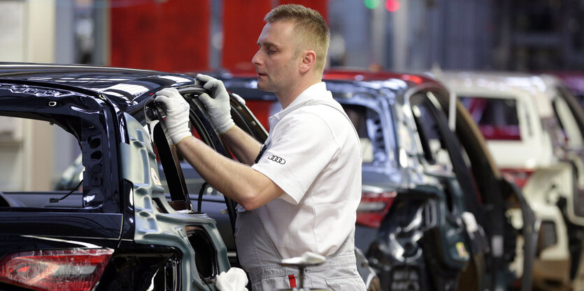 Arbeiter am Fließband bei Audi in Ingolstadt.