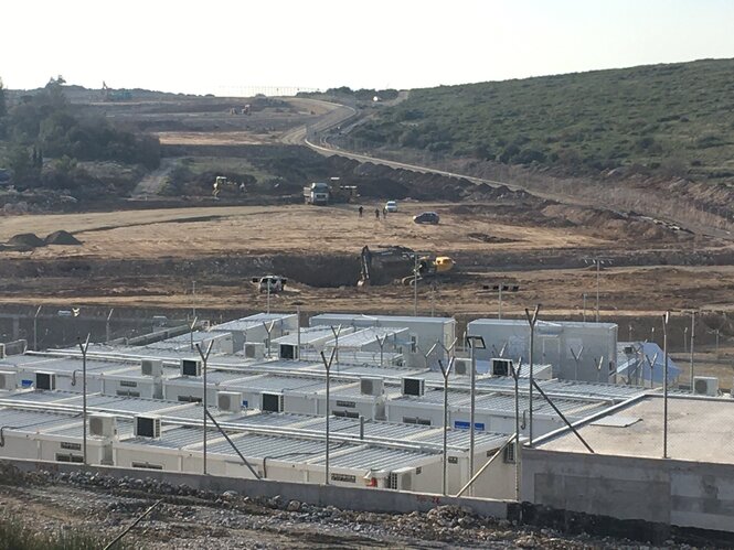 Staubige Baustelle mit Containern