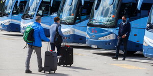 Turisten aus Deutschland bei der Ankunft am Busterminal - hier warten zahlreiche TUI Reisebusse