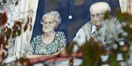 Wandbild an der Hausfassade des Bremer AWO-Hauses - Es zeigt ein altes Ehepaar beim Blick aus dem Fenster