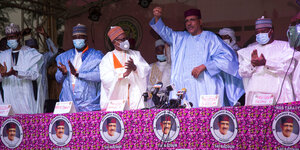 Mohamed Bazoum Staatspräsident von Niger winkt bei einer Wahlkampfveranstalung