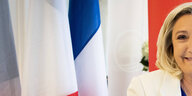 Marine Le Pen, Politikerin der rechtsextremen Sammlungsbewegung Rassemblement National, früher Front National, vor der französischen Flagge