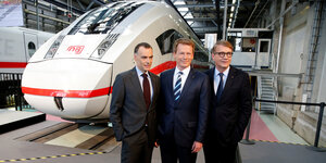 Drei Vorstandsmitglieder der Deutschan Bahn , Berhold Huber, Richard Lutz und Ronald Pofalla stehen vor einem ICE