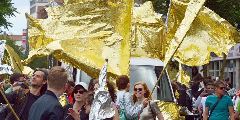 Demo mit goldenen Fahnen