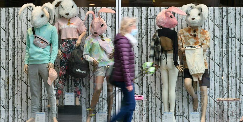 Als Hasen verkleidete Modepuppen im Schaufenster.