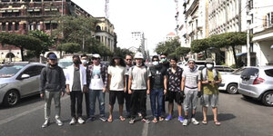 Szene aus dem Video Poets against Dictatorship: 12 junge Männer portraitiert auf einer Straße