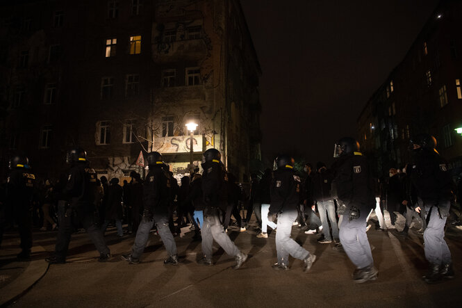 Polizeispalier an der Demo