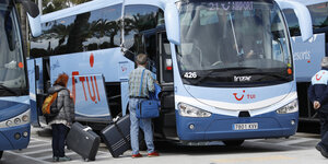 Passagiere steigen vor dem Flughafen von Palma de Mallorca in einen Bus der Reisegesellschaft Tui.