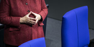 Angela Merkel im Bundestag macht die Raute mit ihren Händen
