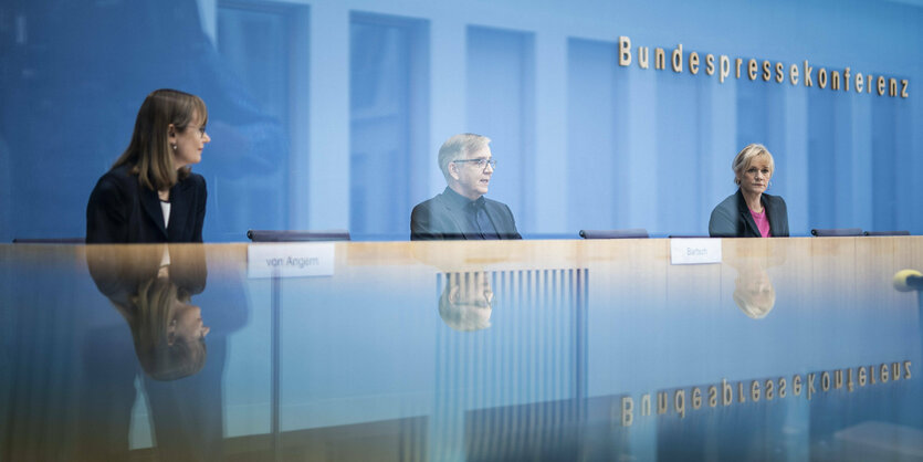 Eva von Angern , Dietmar Bartsch und Simone Oldenburg, aufgenommen im Rahmen der Bundespressekonferenz