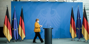 Das Foto zeigt Kanzlerin Merkel auf dem Weg zum Redepult im Kanzleramt