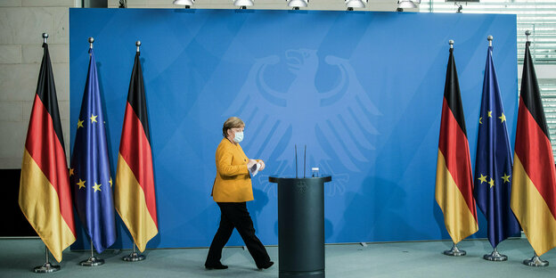 Das Foto zeigt Kanzlerin Merkel auf dem Weg zum Redepult im Kanzleramt