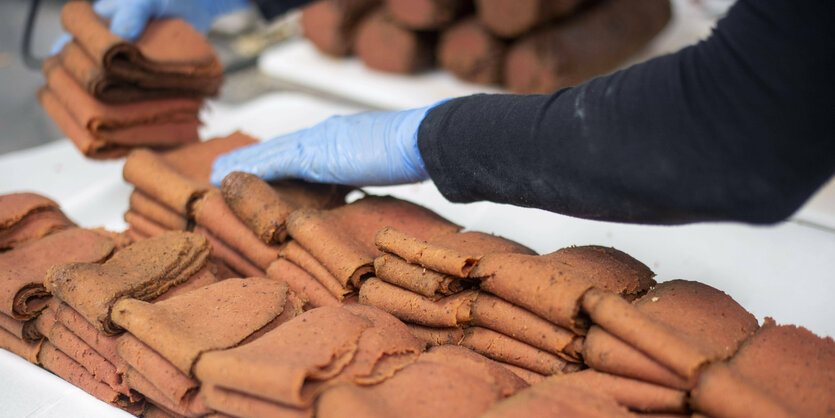 Vegane Wurst wird in eine Auslage gelegt