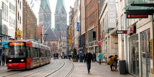 Eine Straßenbahn fährt durch die Bremer Obernstraße