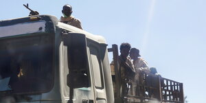 Bewaffnete Soldaten in eriträischen Uniformen auf der Ladefläche eines LKW