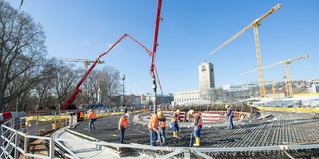 Bauarbeiter betonieren die 14. Kelchstütze auf der Baustelle des neuen Hauptbahnhofs, der zum Bahnprojekt Stuttgart 21 gehört