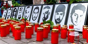 Kerzen und Fotos der Opfer zum Gedenken aufgestellt