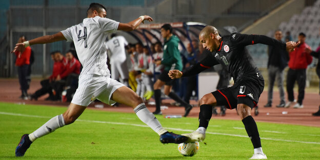 Zweikampf um den Ball beim Fußballspiel Tunesien gegen Libyen
