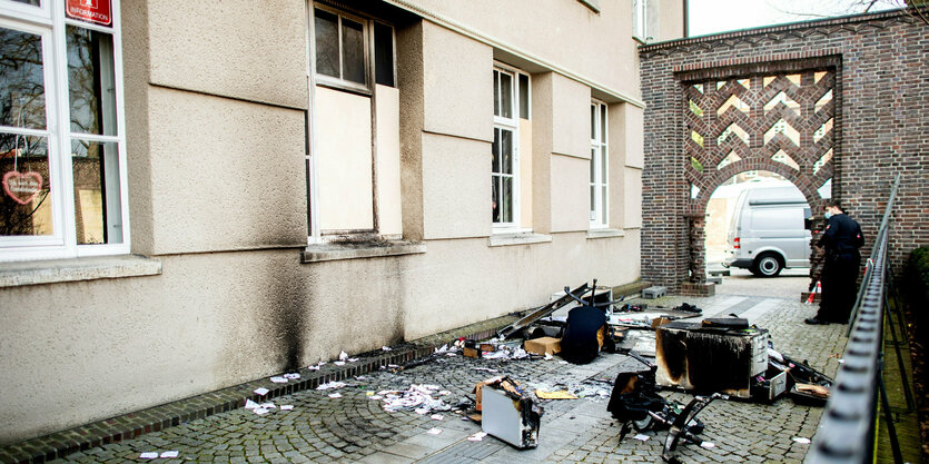 Brandreste vor dem Rathaus Delmenhorst nach dem Brandanschlag