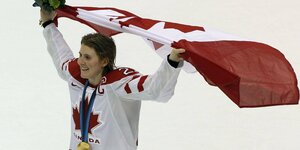 Eishockeypielerin mit kanadischer Fahne