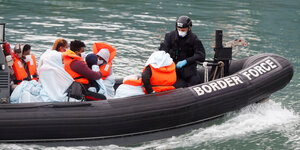 Migranten werden nach einem Zwischenfall am Ärmelkanal mit einem kleinen Boot von der britischen "Border Force" (Grenzstreitkraft) in den Hafen von Dover gebracht.