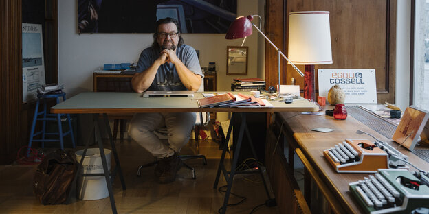 Jens Meurer am Schreibtisch in seinem Berliner Büro
