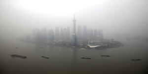 Vogelperspektive auf die chinesische Stadt Pudong bei Smog.