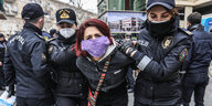 Verhaftung einer Frau am 8. März in Baku