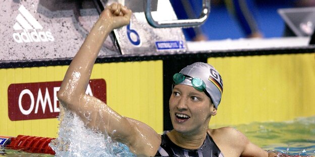 Eine Schwimmerin jubelt nach ihrem Wettkampf
